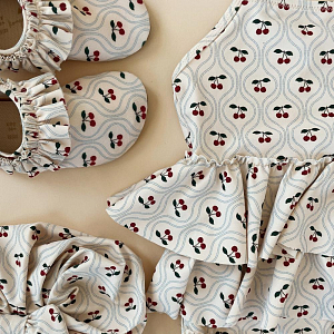 Детский купальник c рюшами Konges Slojd "Manuca Frill Cherry Motif", сладкая вишня